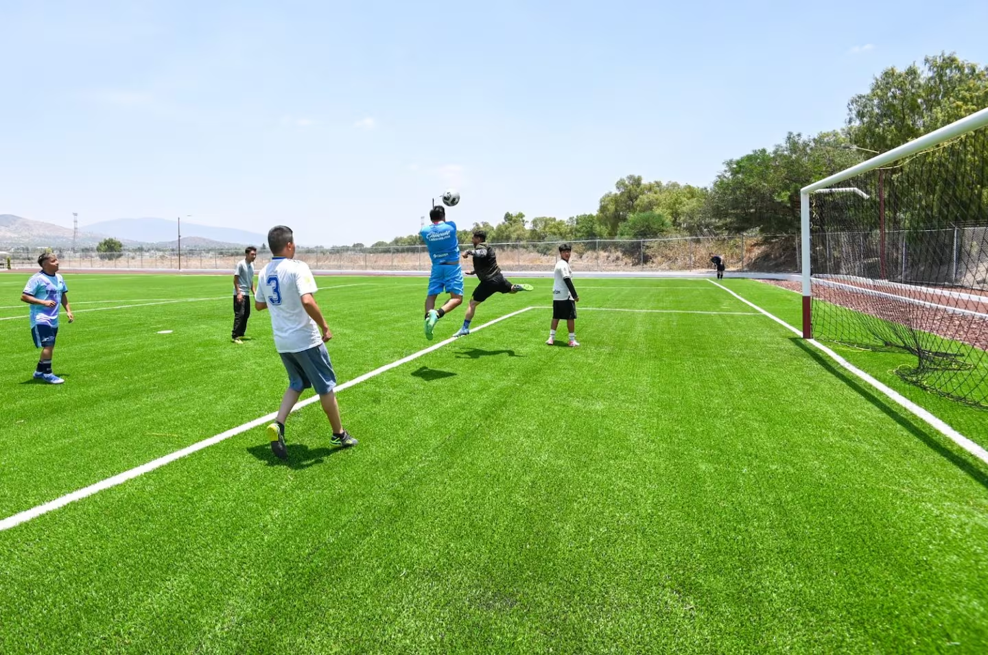 Rehabilitan 78 canchas de futbol en deportivos del Estado de México