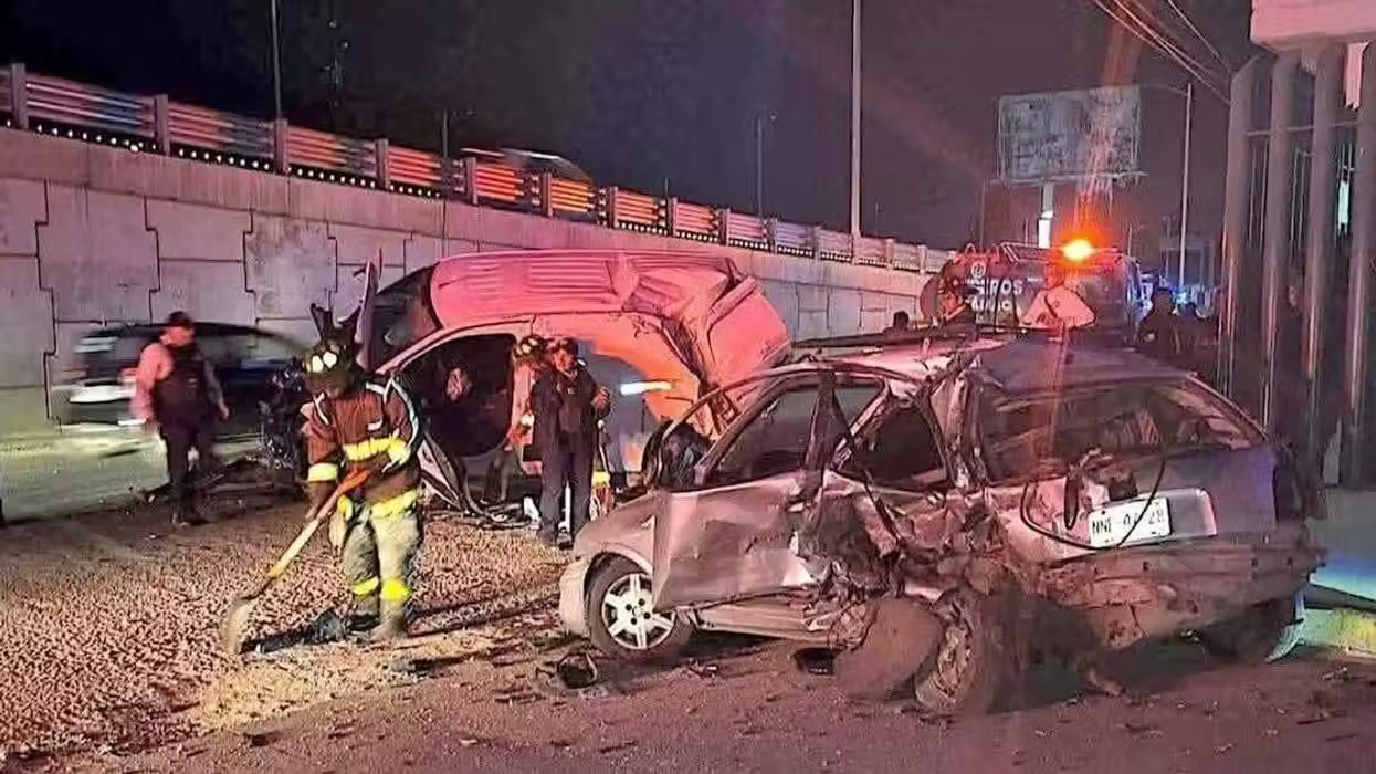 Borracho arrolla y mata a personas afuera del IMSS en Tecámac, esperaban informes En las puertas del IMSS en Te cámac, once personas esperaban noticias de sus enfermos cuando un automovilista alcoholizado invadió la banqueta. Cuat ro de ellos murieron y siete resultaron heridos después de ser arrollados por el vehículo. Hoy por la madrugada, famil iares de pacientes internados esperaban frente a la puerta del Hospital General del IMSS número 200 a que los médicos  les brindaran información sobre la salud de los enfermos. Mientras ellos permanecían a la espera de los resultados mé dicos, dos automovilistas tuvieron un percance. Y es que, ahí, en el poblado de San Pedro Pozohuacán, un hombre al vol ante de un automóvil Volkswagen Jetta circulaba a exceso de velocidad y en supuesto estado de ebriedad. El conductor ci rculaba por la carretera México-Pachuca y, al llegar frente al Hospital General, se encontró con otro vehículo al que  intentó esquivar. Sin lograrlo, termin�