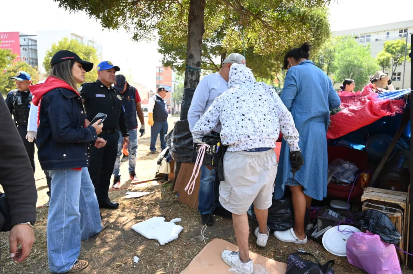 Brigada ofrece atención médica y opciones de resguardo a personas en situación prioritaria