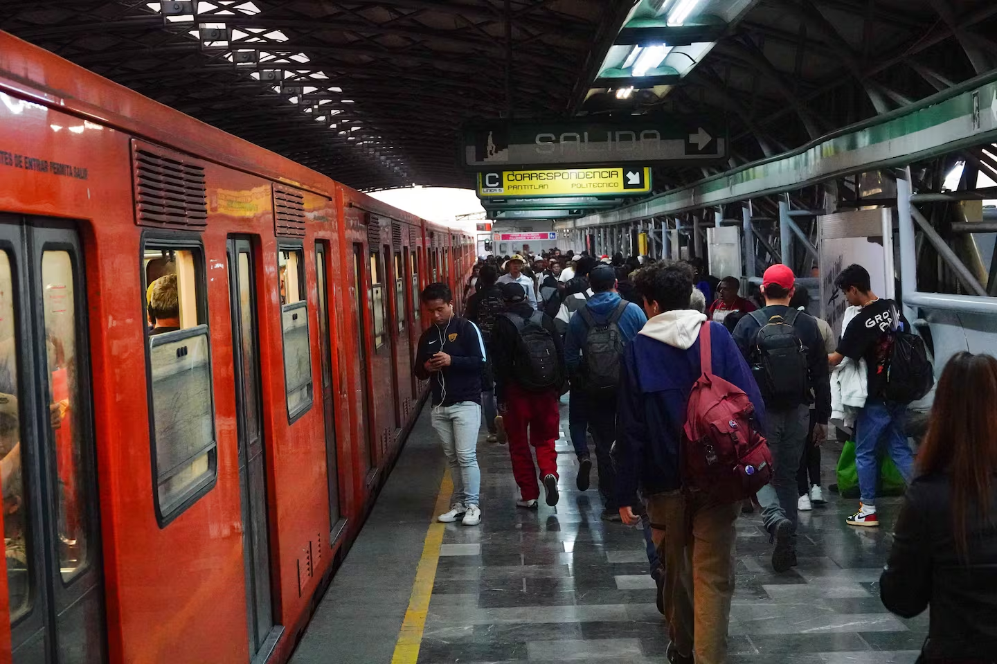 Negociaciones entre el Metro y el sindicato avanzan mientras persisten afectaciones por horas extra