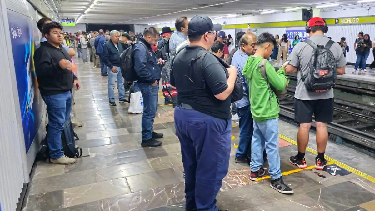 Metro redujo operación por conflicto con Secretaría de Finanzas: usuarios pagan el costo