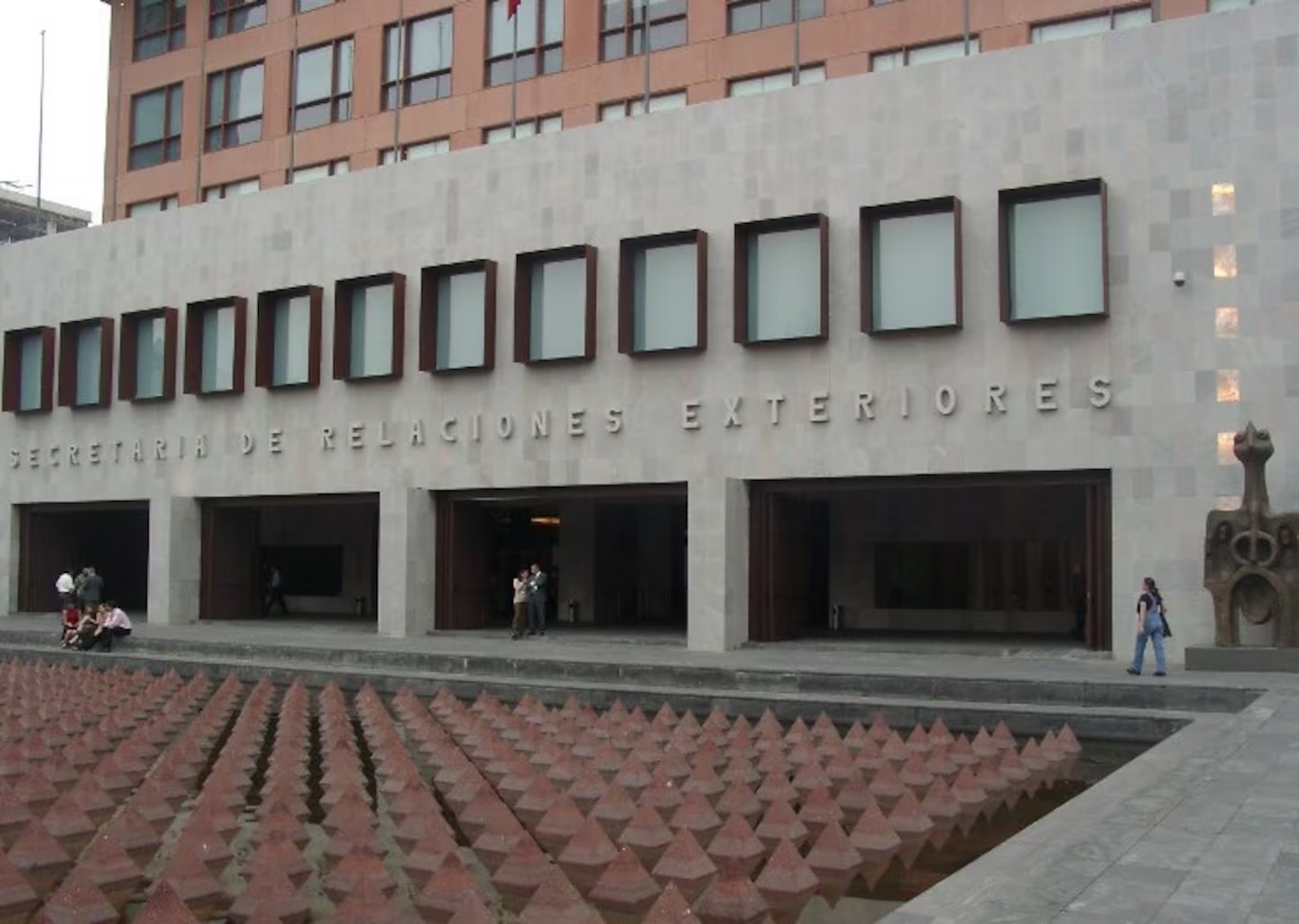 Denuncian trabajadores de la SRE nuevas amenazas tras presentar queja por acoso laboral