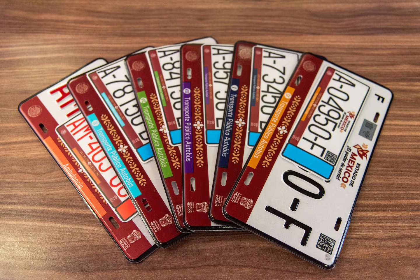 Renuevan imagen de placas del transporte público en el Edomex