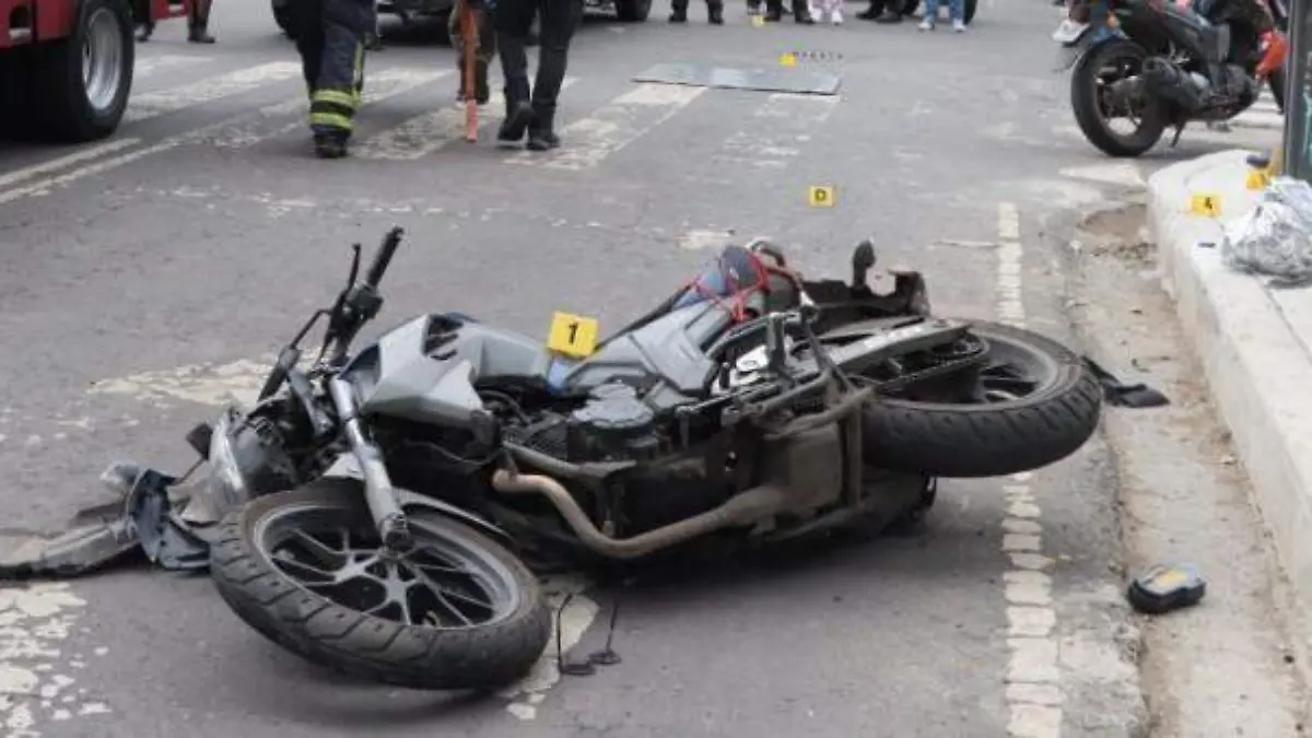 Motociclista muere tras chocar contra muro de contención en Periférico Sur