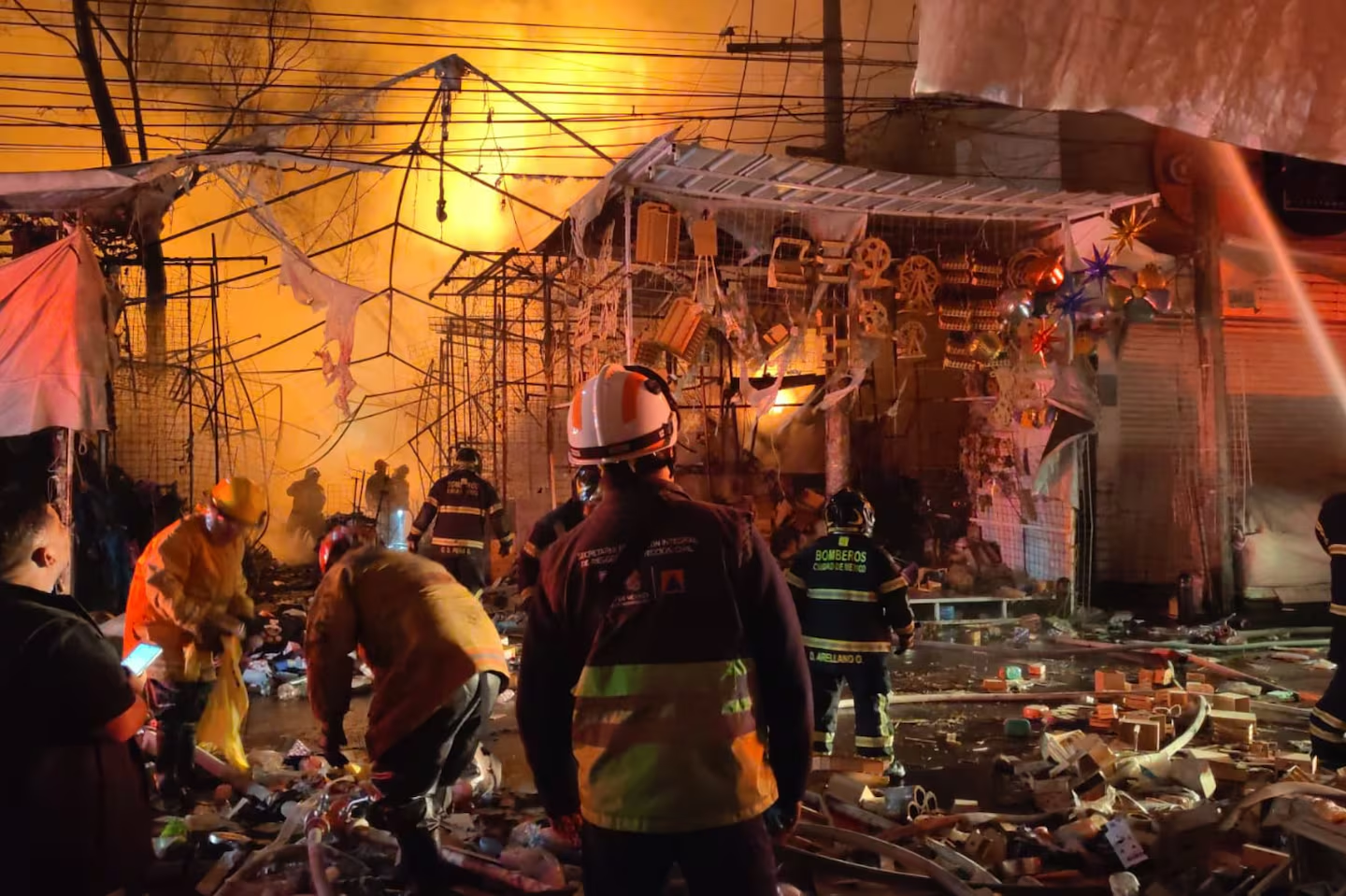 Incendio en La Merced, se queman varios puestos semifijos