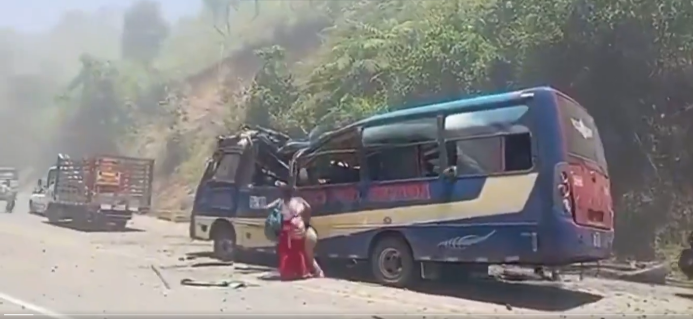 Masacre en la carretera: Brutal ataque con explosivos mata a 7 pasajeros