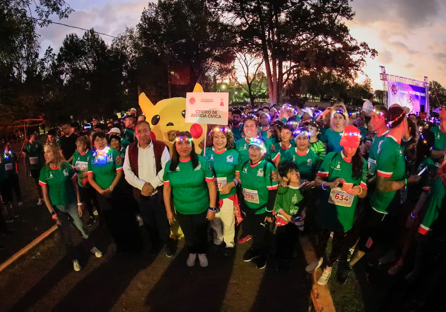 Más de 800 corredores participan en carrera nocturna en Naucalpan
