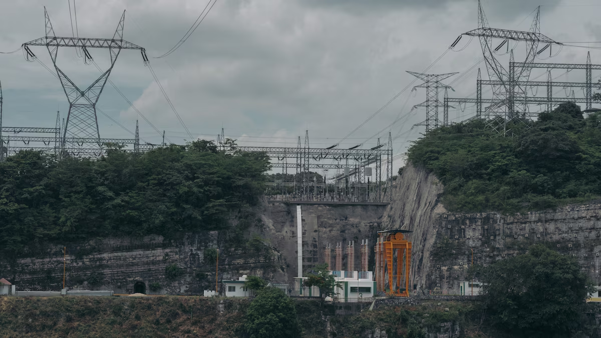 Grupo México y BlackRock crean gigante de la electricidad en México Rebeca Marín Grupo México anunció que s u división de infraestructura firmó un acuerdo definitivo para combinar sus activos de generación de energía con Saa vi Energía, firma que pertenece en su totalidad al portafolio de Global Infrastructure Partners, parte de BlackRock, co n el objetivo de crear una de las plataformas privadas más relevantes del sector energético en el país. De acuerdo co n un anuncio enviado a la Bolsa Mexicana de Valores (BMV), la operación contempla la integración de 14 centrales eléc tricas ubicadas en zonas estratégicas de alta demanda a nivel nacional, lo que dará lugar a una capacidad instalada co njunta de 4 mil 510 megawatts (MW), además de una cartera de proyectos en desarrollo cercana a los 5 mil MW. Tras concr etarse la transacción, la nueva estructura accionarial de Saavi quedará controlada en un 70 por ciento por Grupo Méxi co y el 30 por ciento restante por Global