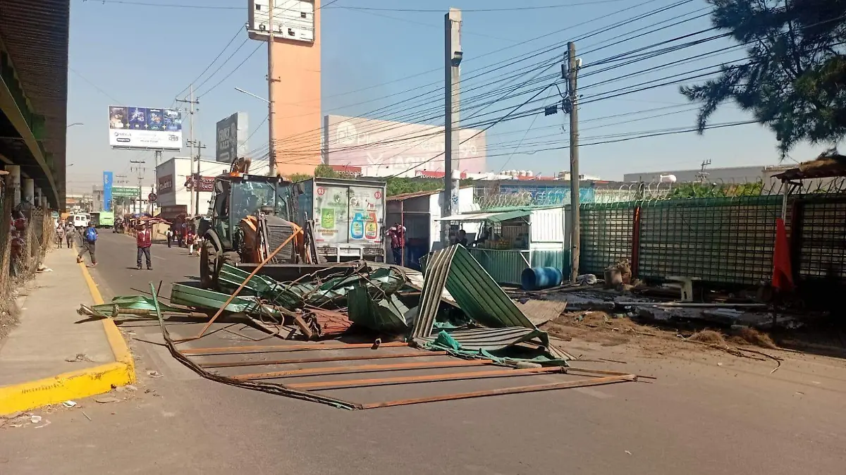 Retiran puestos abandonados en alrededores de hospital 53 del IMSS