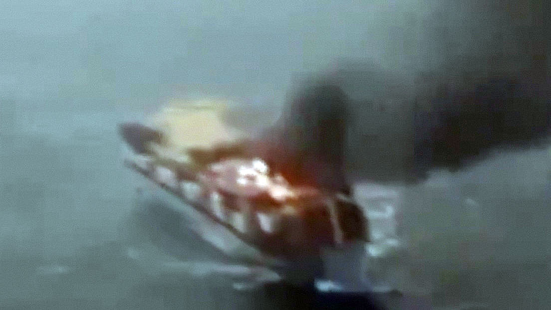 Dos misiles alcanzan un barco de EE.UU. tras ignorar advertencia iraní