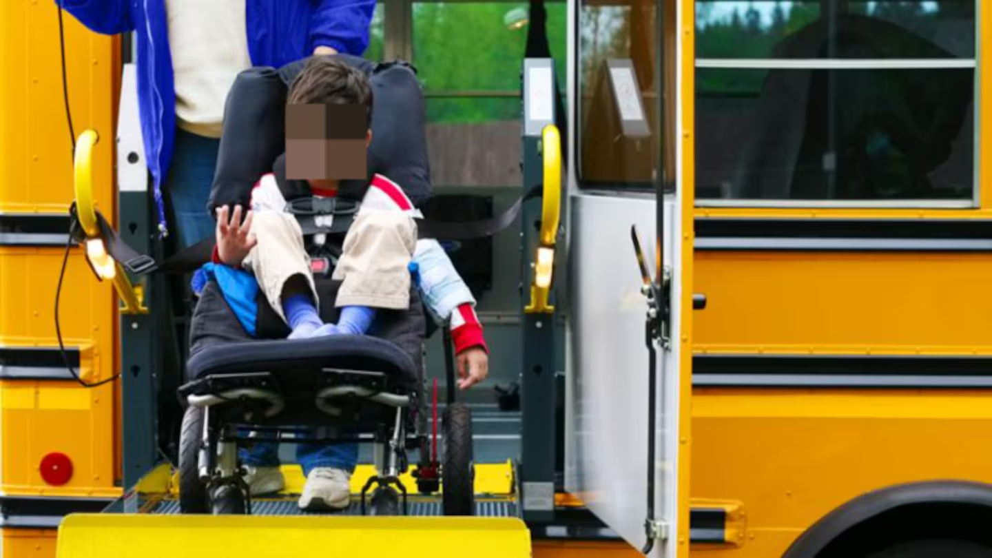 Van por transporte escolar gratis para menores con discapacidad en CDMX