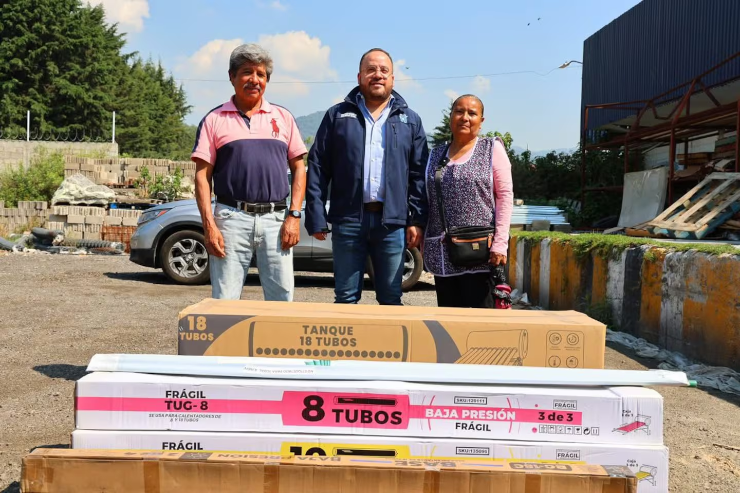 Huixquilucan entrega calentadores solares para apoyar la economía familiar