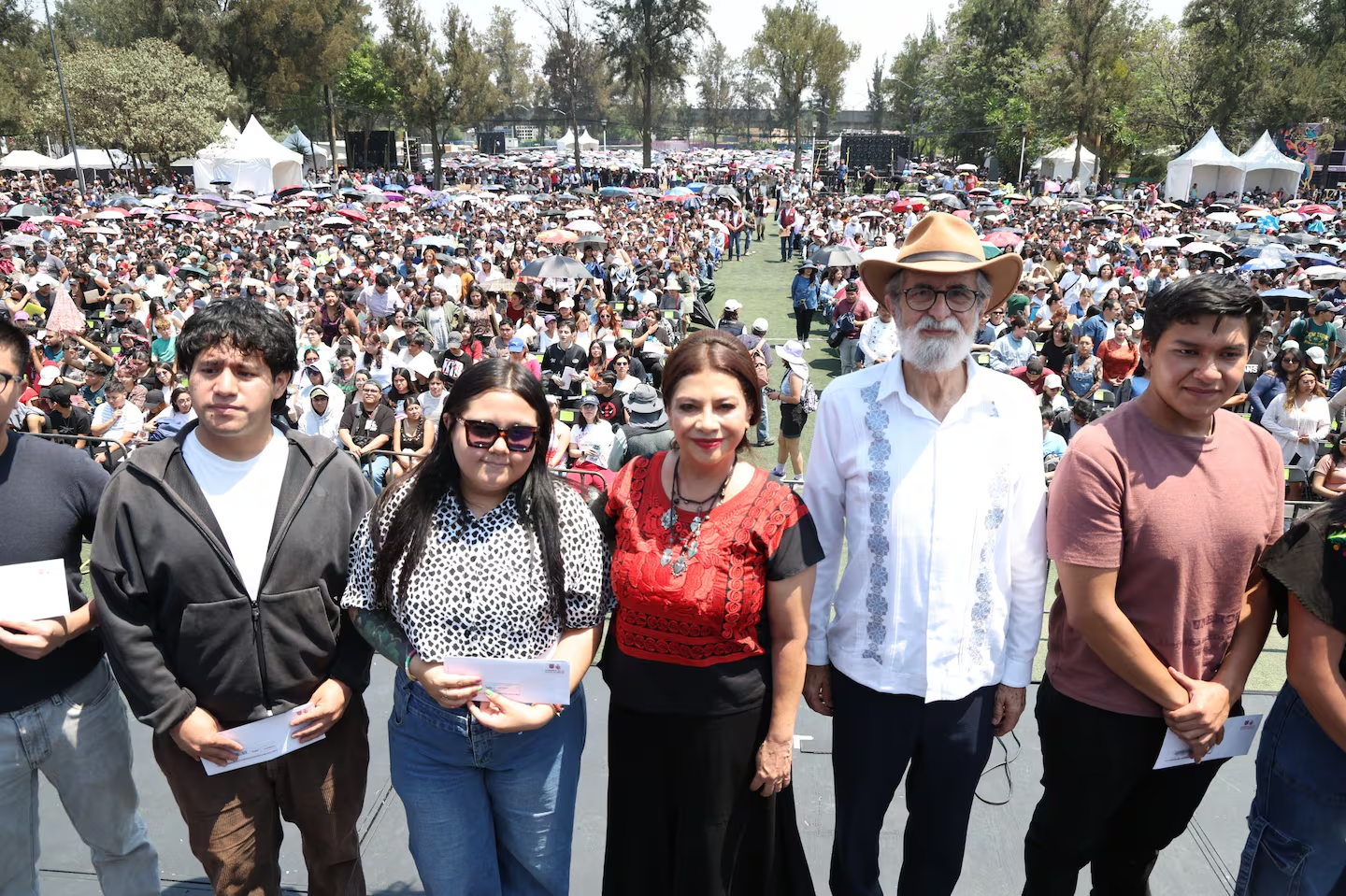 CDMX inicia entrega de becas de transporte para universitarios