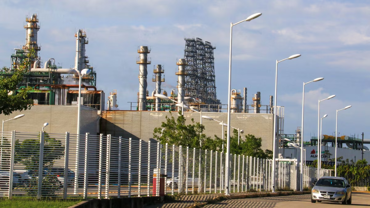 Empresa ligada a envíos de combustible a Cuba sobrevivirá a reforma de Pemex