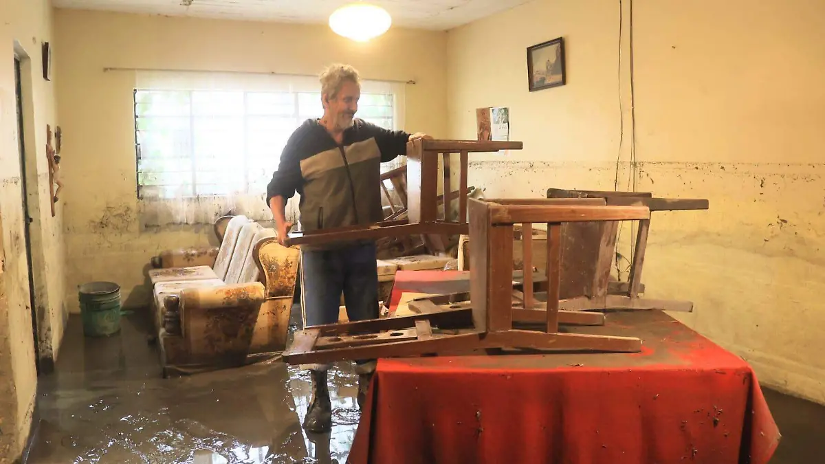 Familias pierden muebles y pertenencias tras desbordamiento de ríos en Azcapotzalco