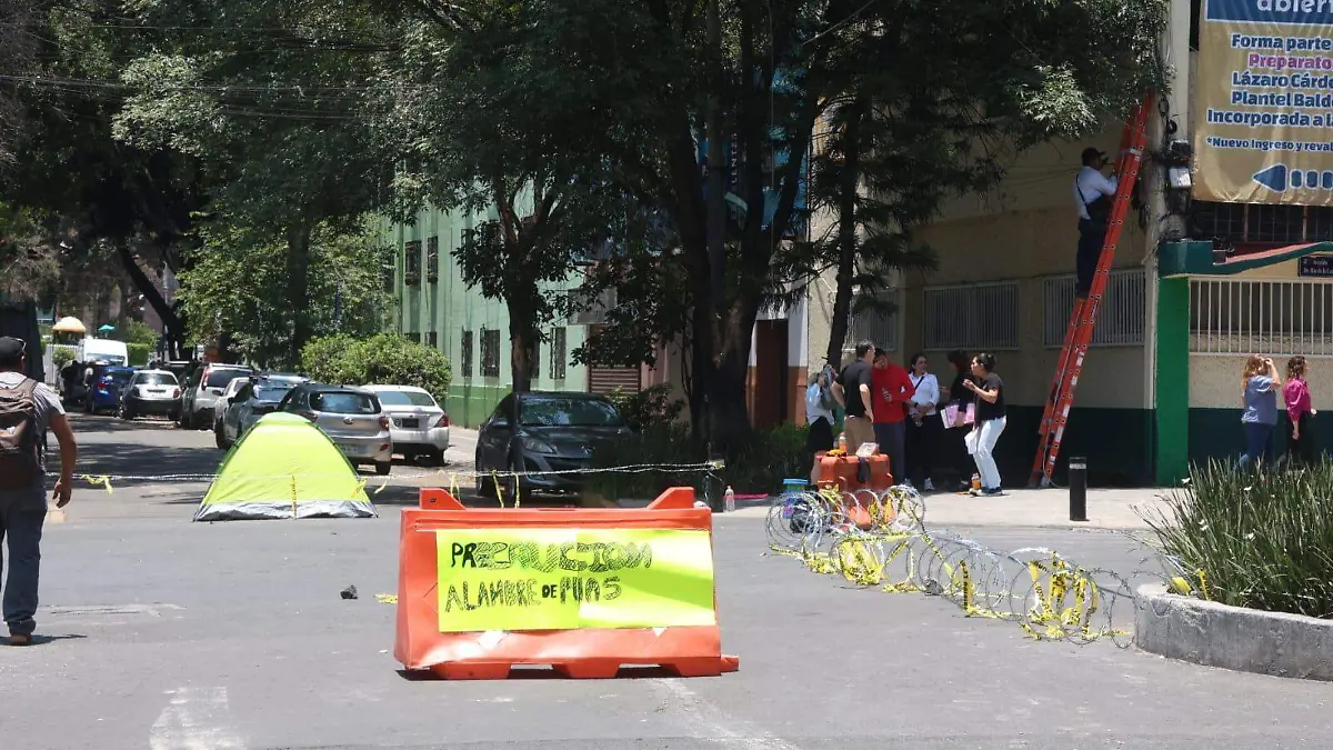 Colectivo Génesis bloquea Fiscalía CDMX y denuncia corrupción en casos de abuso sexual