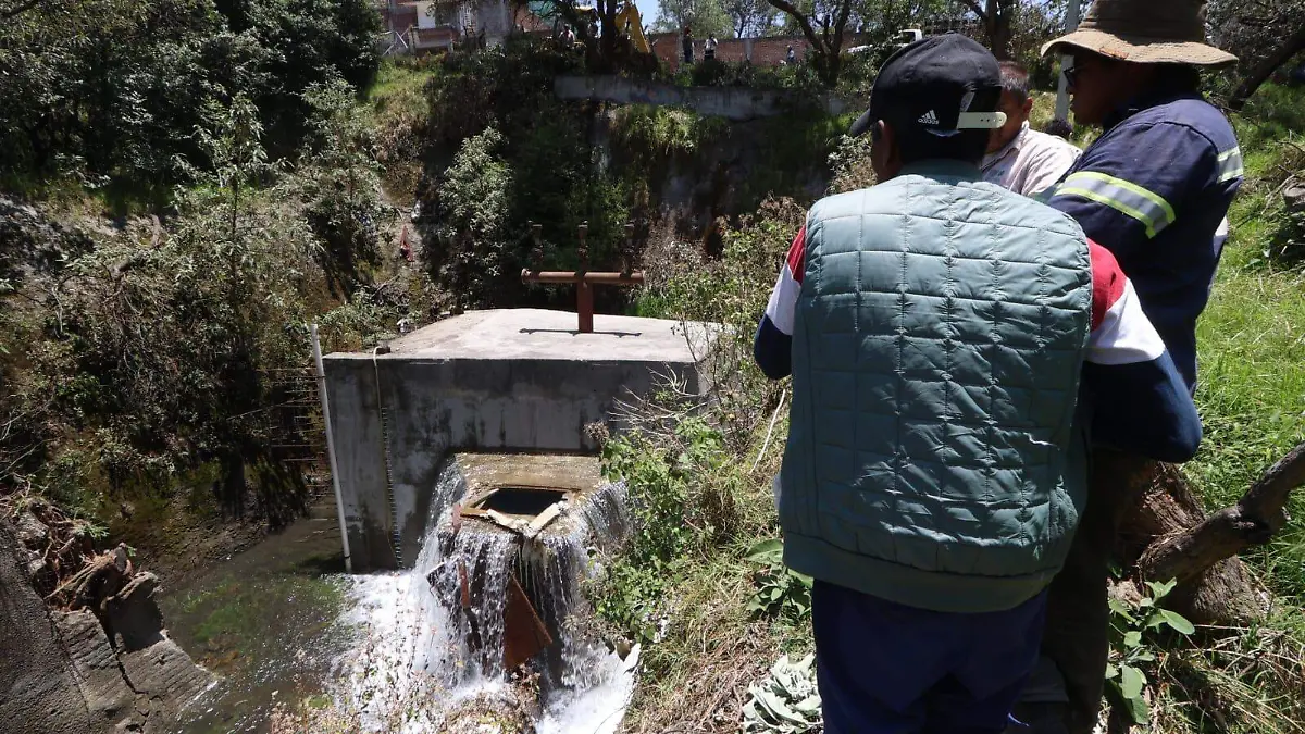 Trabajos en fuga de agua en Xochimilco avanzan con equipo especializado y soldadura definitiva