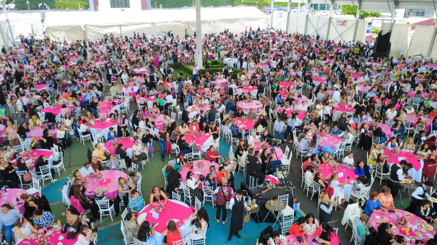 Celebra Evelyn Parra a madres trabajadoras de Venustiano Carranza Rebeca Marín La alcaldesa de Venustiano Carra nza, Evelyn Parra, encabezó un emotivo festejo dedicado a las madres trabajadoras de la demarcación, con una tarde lle na de música, alegría y reconocimiento, donde cientos de mujeres disfrutaron de un ambiente de convivencia y gratitud,  como parte de las celebraciones organizadas por la alcaldía. Durante el evento las mamás disfrutaron de un gran espec táculo musical con las presentaciones de Laura Flores, Alejandra Ávalos y Macedonia, quienes pusieron a cantar y baila r a las asistentes en una celebración cercana, reafirmando el compromiso de la alcaldía de ofrecer eventos de calidad  y espacios de sana convivencia para las familias de Venustiano Carranza. Evelyn Parra reconoció el esfuerzo, dedicació n y compromiso de las madres trabajadoras, especialmente de aquellas mujeres que durante muchos años han formado parte  de la administración pública y que diari