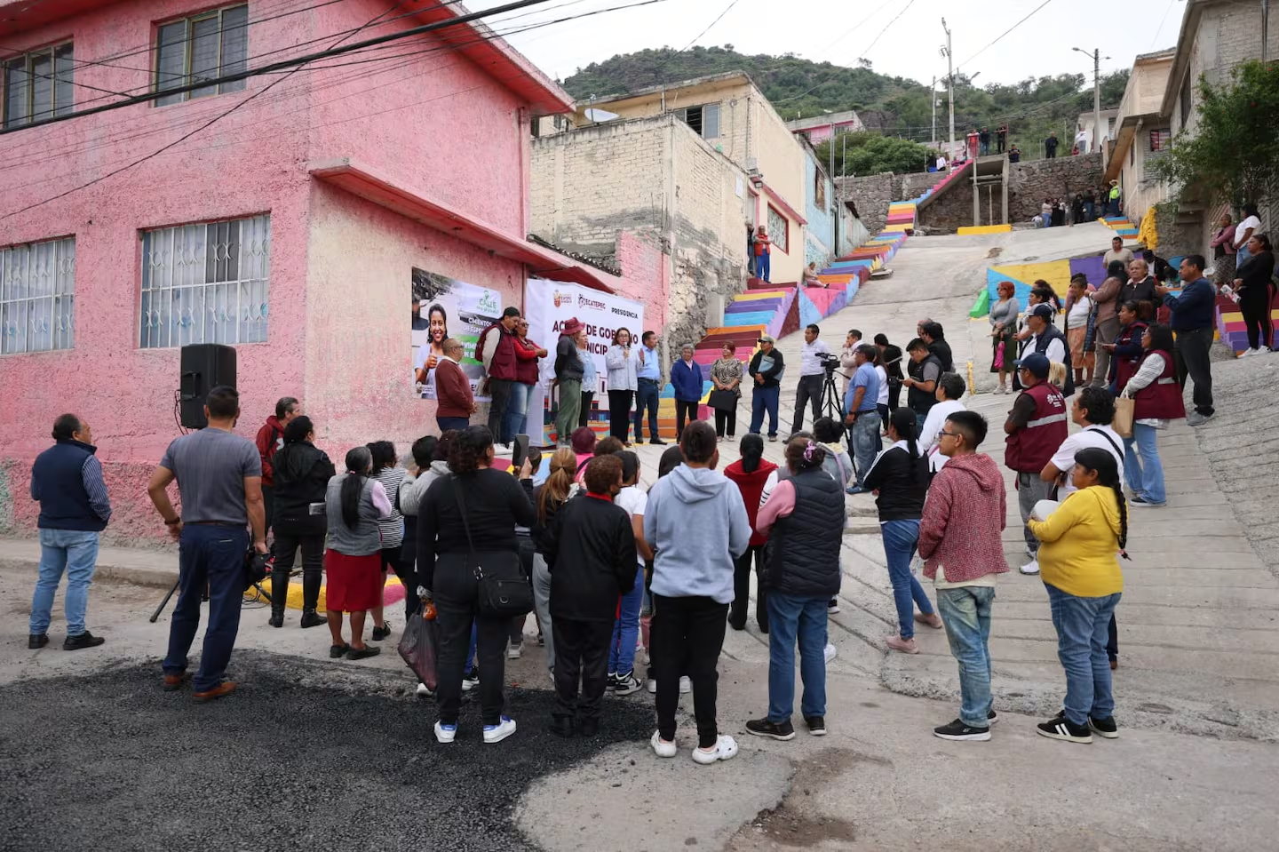 Vecinos colaboran para realizar obras en la parte alta de Ecatepec