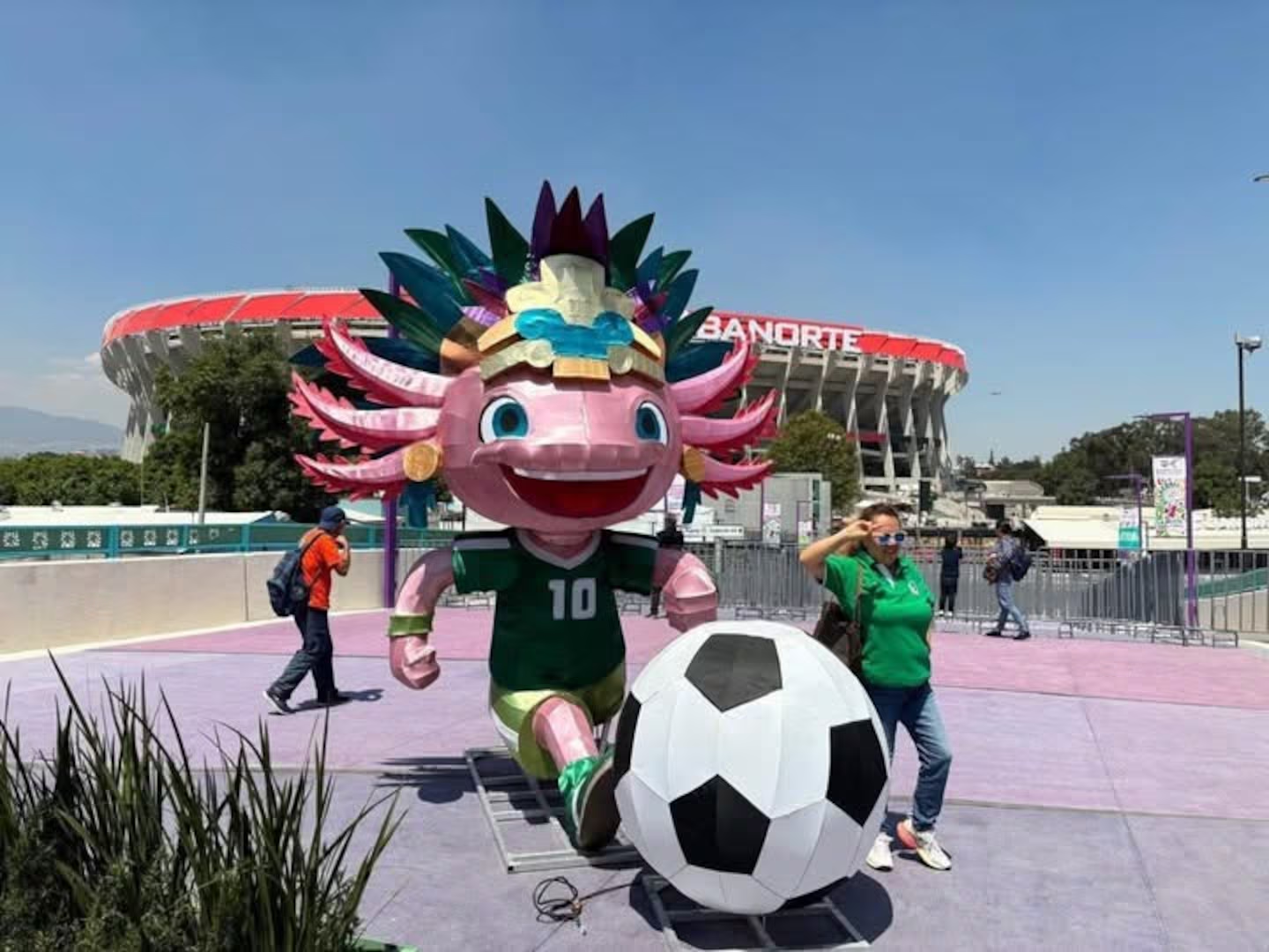 FIFA ordena a Clara Brugada retirar el ajolote del Estadio Azteca