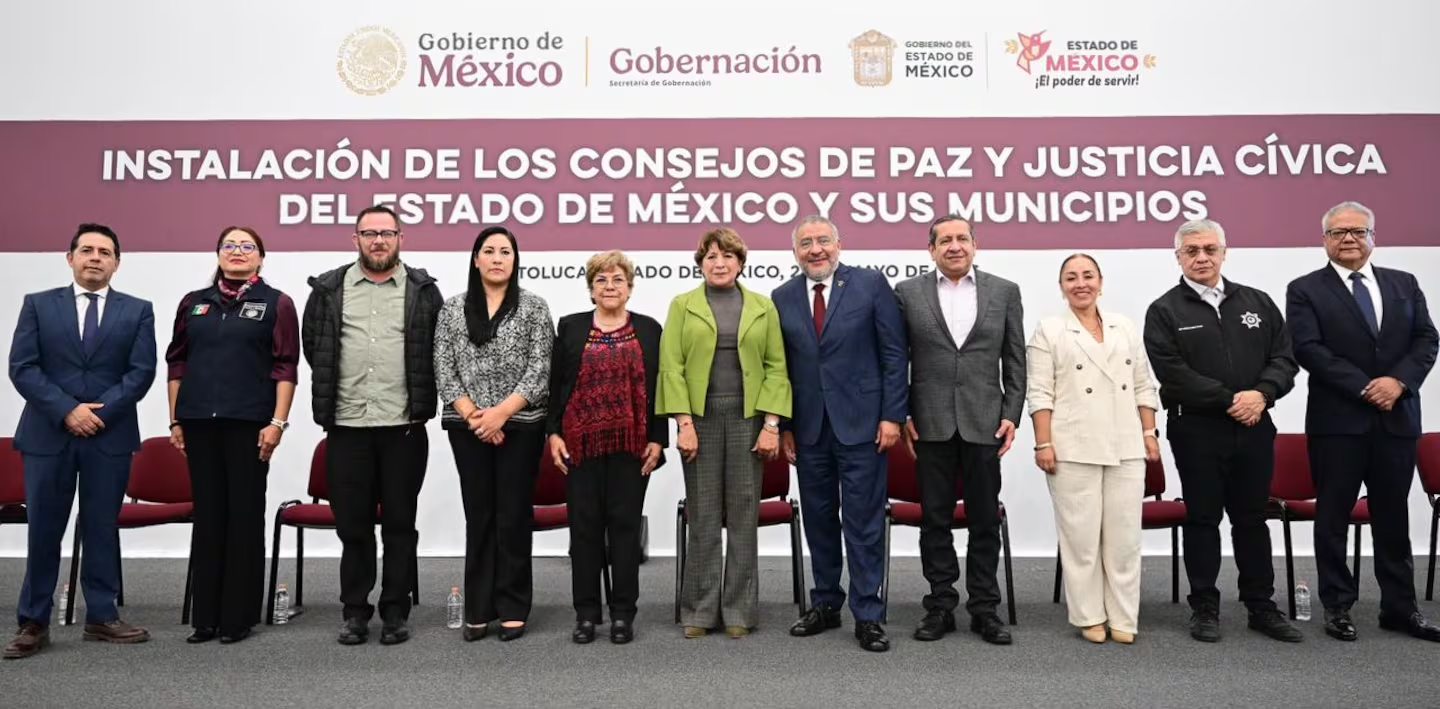Instalan 99 Consejos de Paz y Justicia Cívica en el Estado de México para fortalecer prevención de violencia  Martín Aguilar La gobernadora del Estado de México, Delfina Gómez encabezó la instalación y toma de protesta de mil  300 integrantes de los primeros 99 Consejos de Paz y Justicia Cívica estatales y municipales. Los consejos tienen como  objetivo atender factores asociados a la violencia mediante mecanismos de diálogo, mediación, conciliación y convive ncia comunitaria, además de fortalecer la relación entre instituciones y ciudadanía. La mandataria estatal señaló q ue el Estado de México cuenta desde 2023 con una Ley de Justicia Cívica, instrumento que, afirmó, ha contribuido a la s acciones de construcción de paz en la entidad. Delfina Gómez indicó que la estrategia de seguridad basada en la co ordinación entre los tres órdenes de gobierno ha mostrado avances, y mencionó una disminución superior al 60 por cie nto en el promedio diario de homicidios en