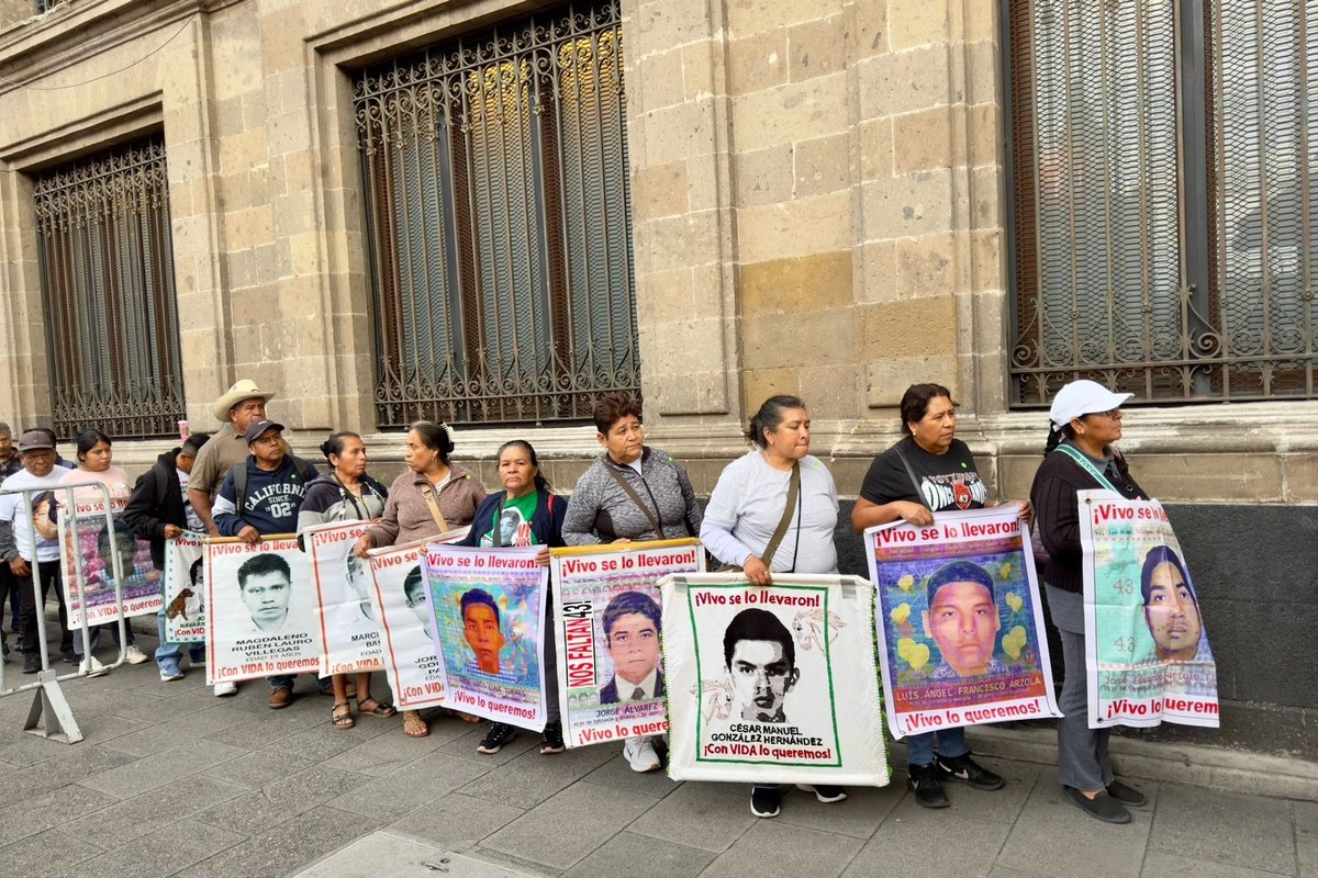 Padres de Ayotzinapa lamentan falta de avances tras reunión con Sheinbaum; descartan regreso del GIEI