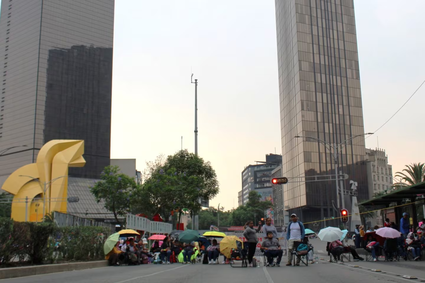 Reportan pérdidas de 100 mdp por bloqueos de CNTE; desde el Congreso exigen entrega de apoyos a establecimiento s