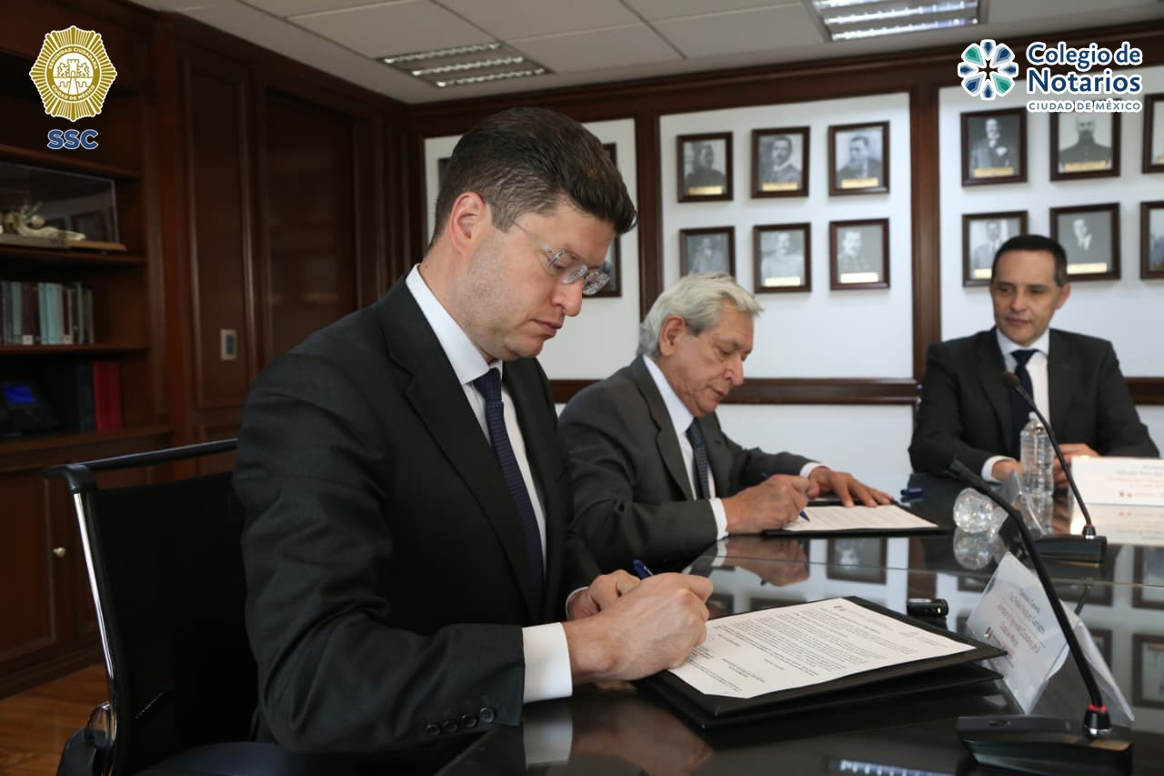 Secretario Pablo Vázquez firma convenio que protege el futuro de los policías
