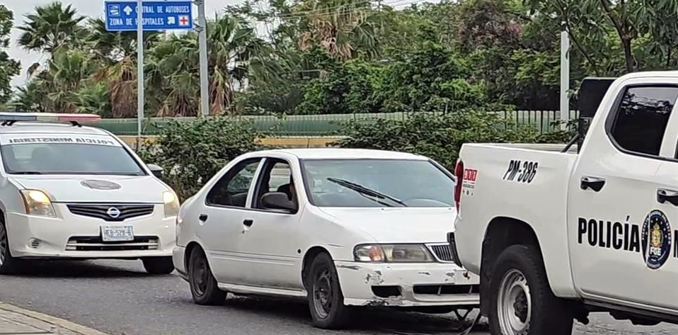 Según la información oficial, la coordinación permitió llevar a cabo despliegues simultáneos en Acapulco. L as autoridades sostienen que el grupo intimidaba y exigía pagos a prestadores de servicios turísticos para permitirles  trabajar en playas y zonas de alta afluencia de la costera Miguel Alemán. Los principales afectados serían trabajador es y comerciantes de ese corredor. Jesús Zamora Cervantes es identificado como el presunto líder de la estructura crim inal y, además, como empresario, político y líder social, con presuntas vinculaciones con la alcaldesa Abelina López  Rodríguez. Cuatro de los detenidos habrían ocupado cargos de representación en organizaciones del sector turístico  local. Medios locales reportaron este jueves que la vivienda de uno de los detenidos, identificado como Marco Antonio Ve lázquez Girón, presidente de Turisteros Unidos en Defensa y Rescate de la Playa Icacos. El domicilio se encuentra en l a avenida Vicente Guerrero, cerca de la esc