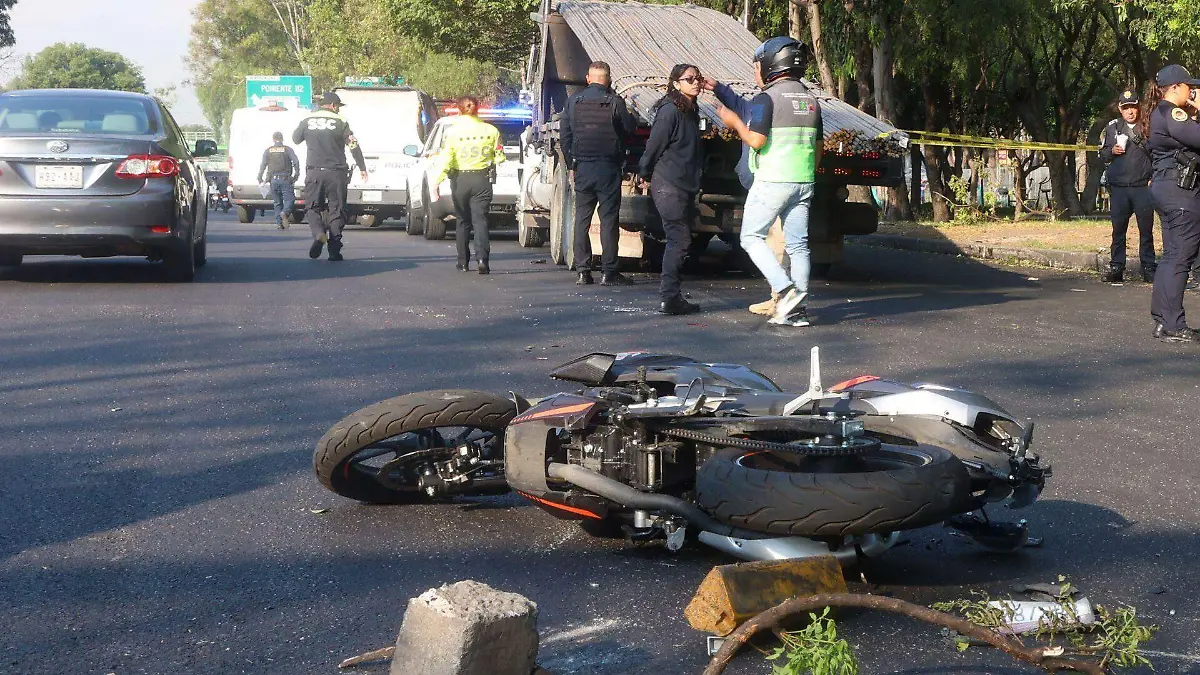 Muere conductor prensado tras chocar su camioneta con muro de contención en la México-Puebla