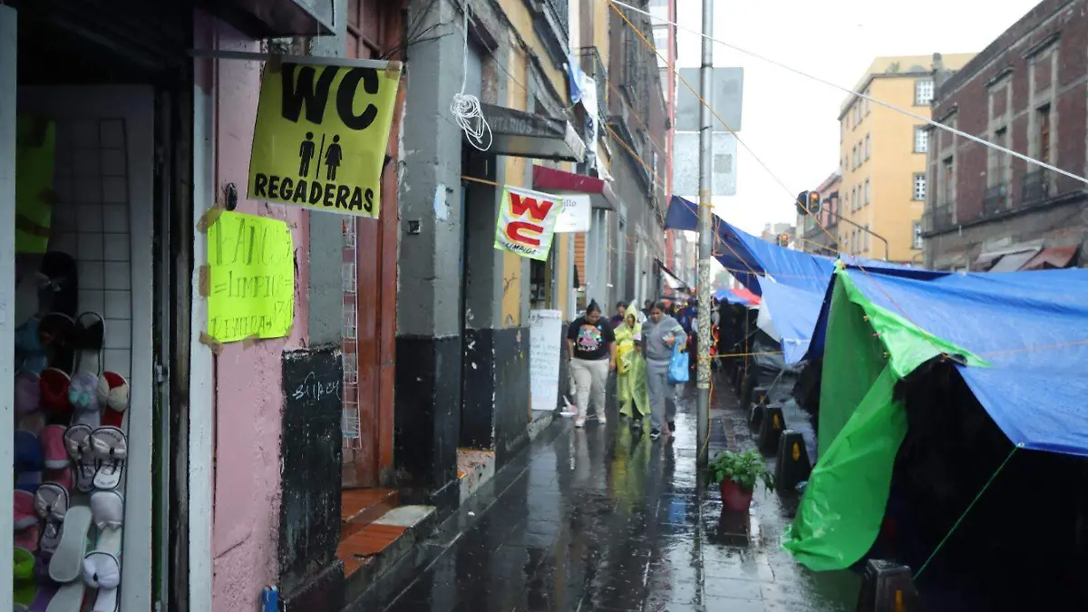 Vecindades del Centro Histórico hacen negocio con baños y regaderas para la CNTE