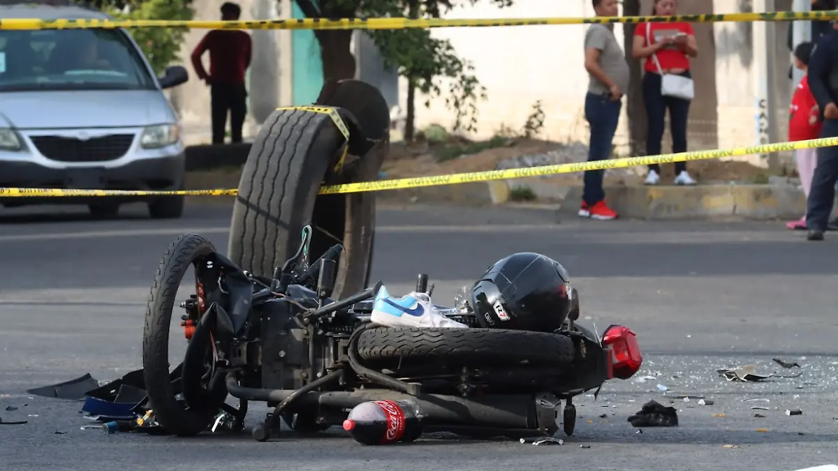 Motociclista pierde la vida tras derrapar por pavimento mojado en Tecámac