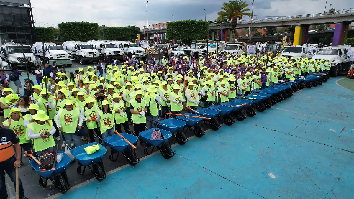 Despliegan megaoperativo de desazolve y limpieza en Venustiano Carranza para prevenir inundaciones