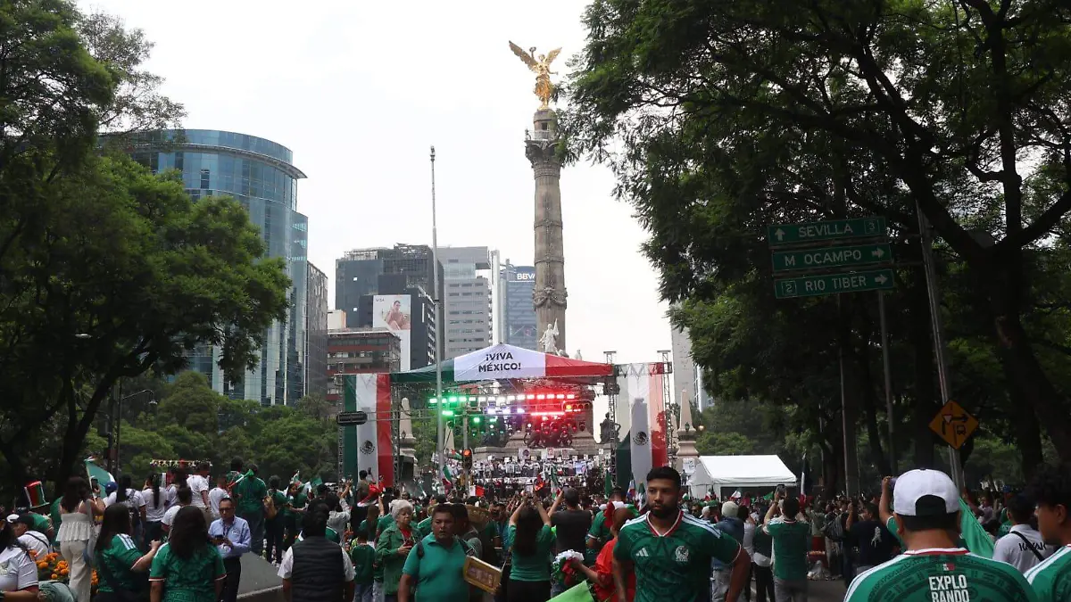 Lluvia y aficionados en el Ángel colapsan el tránsito en Paseo de la Reforma