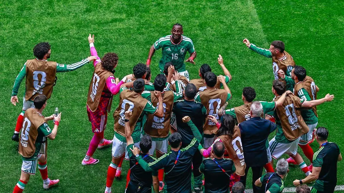 México supera a Sudáfrica con goles de Jiménez y Quiñones