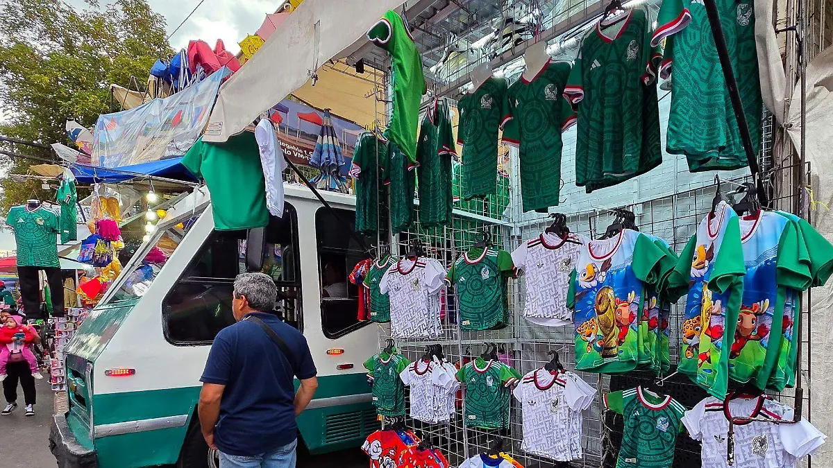 Venta irregular de playeras y banderas de la Selección Mexicana en el Anillo Periférico, Coyoacán