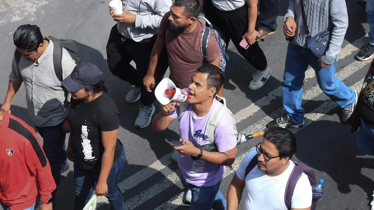 Extranjeros respaldan campamentos de CNTE en Centro Histórico; mexicanos se quejan