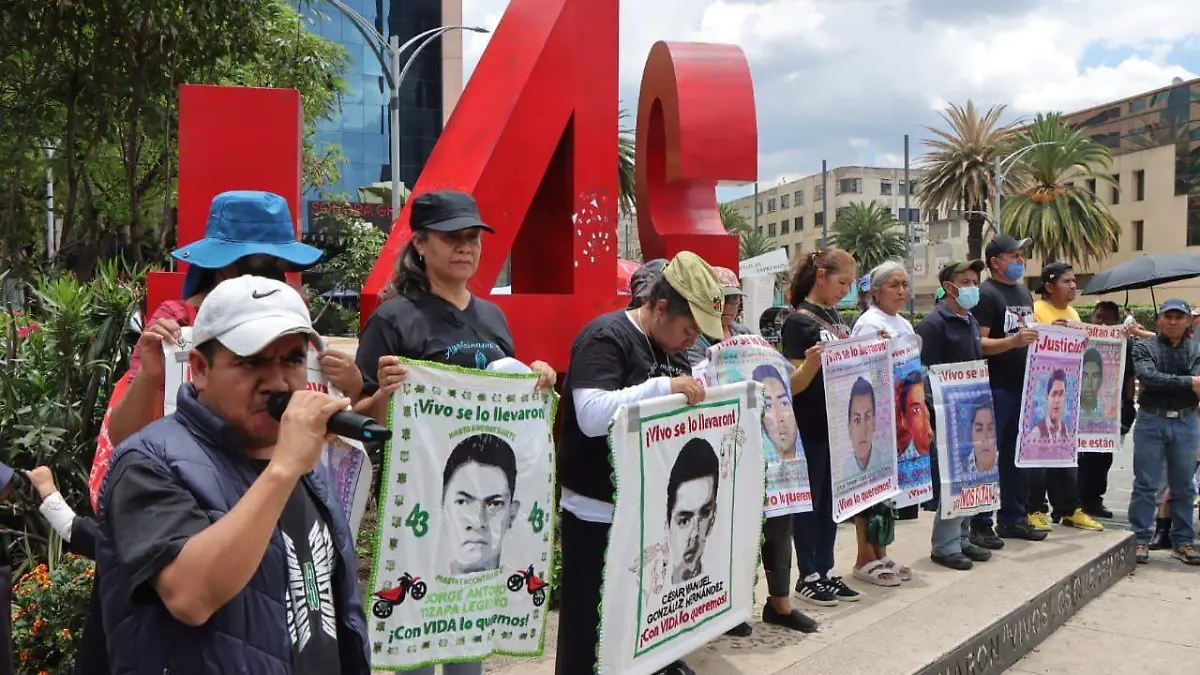 Padres de los 43 de Ayotzinapa acusan cancelación de mesa de diálogo y envían mensaje a Claudia Sheinbaum