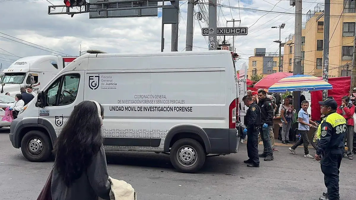 Motociclista muere tras ser arrollado por tráiler frente a Metro Mixiuhca
