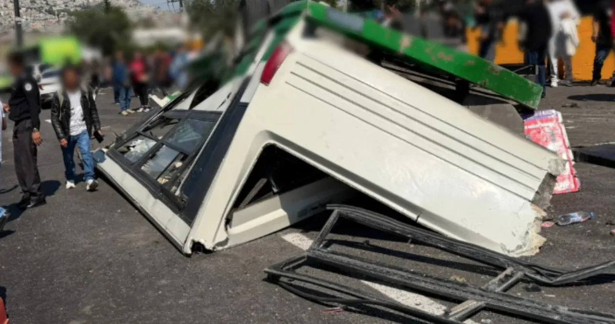 Volcadura de microbús en la autopista México-Pachuca deja 13 lesionados, entre ellos un menor de edad