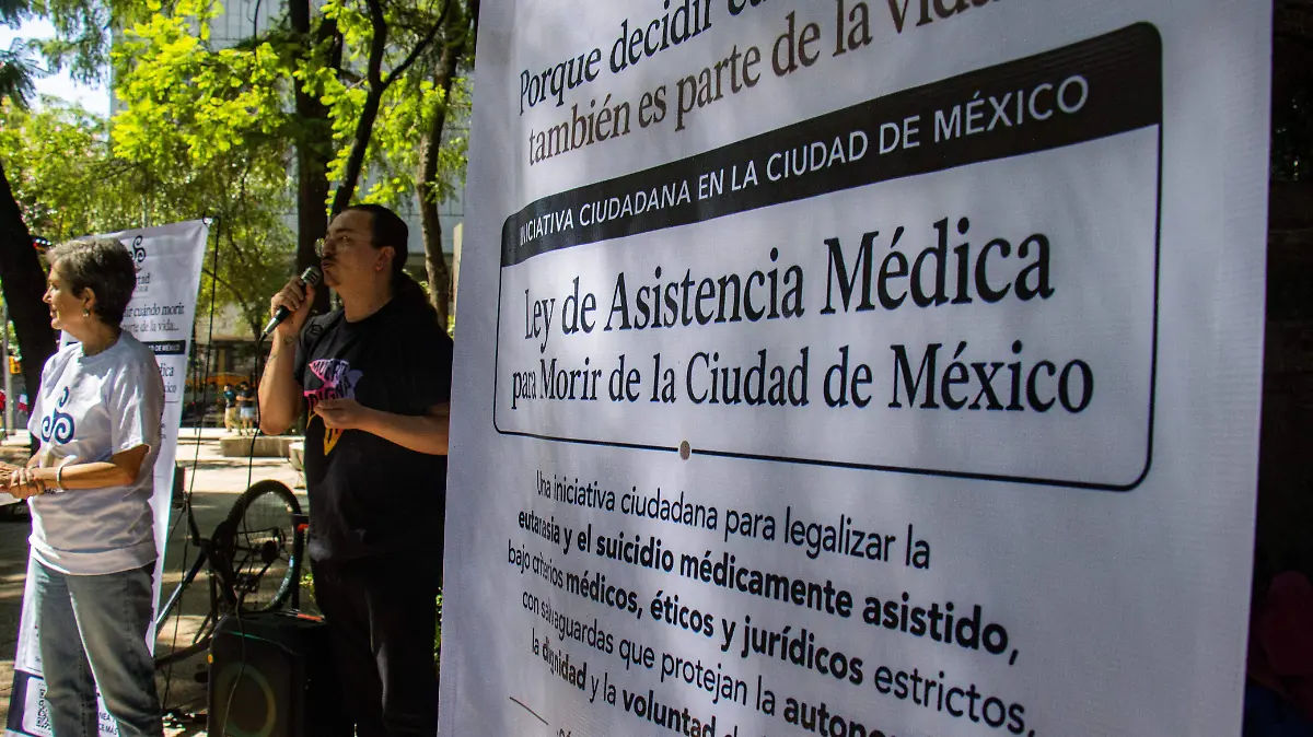Recolectan firmas para iniciativa ciudadana a favor de la eutanasia en CDMX