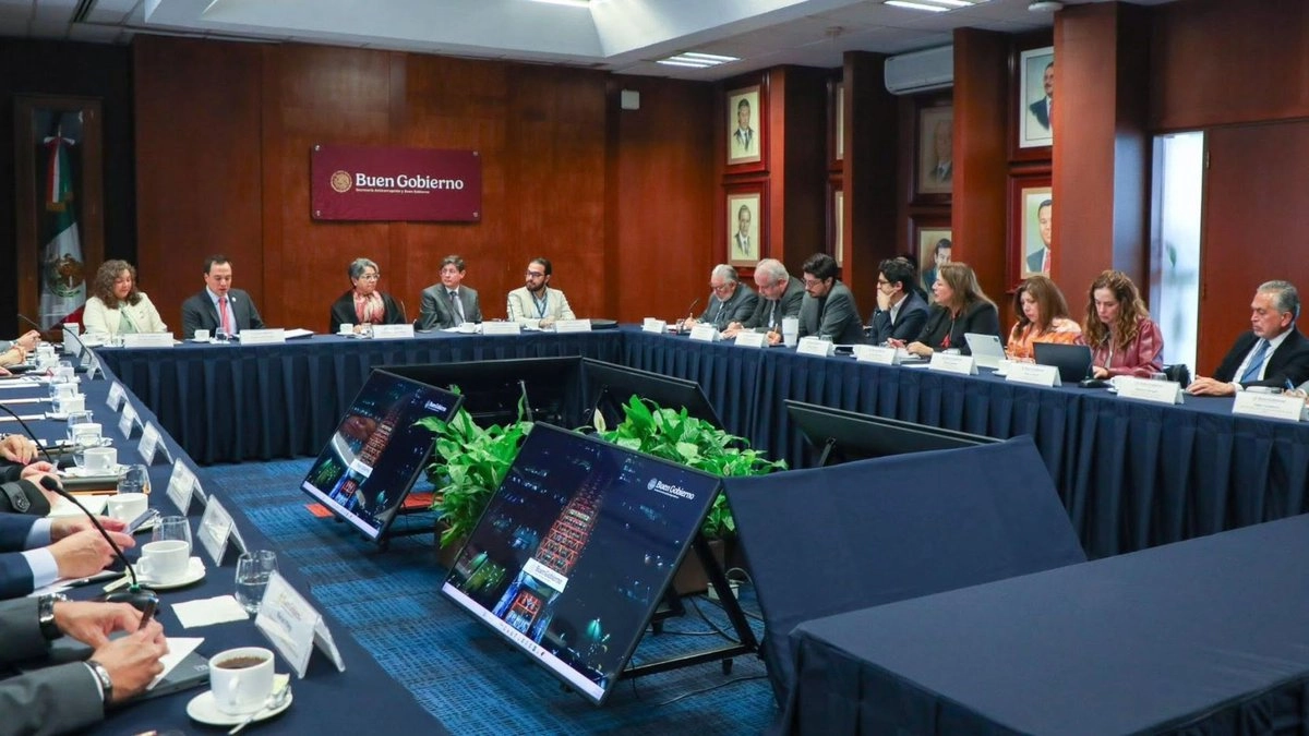 Secretaría Anticorrupción inhabilita a 39 servidores de CFE e IMSS; les impone multas millonarias
