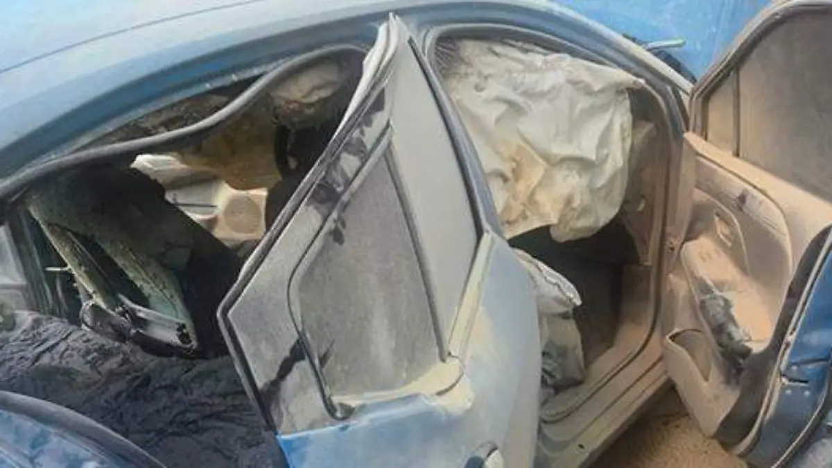 Policías llevan al hospital a padre e hijo tras estallar su auto en Tacubaya