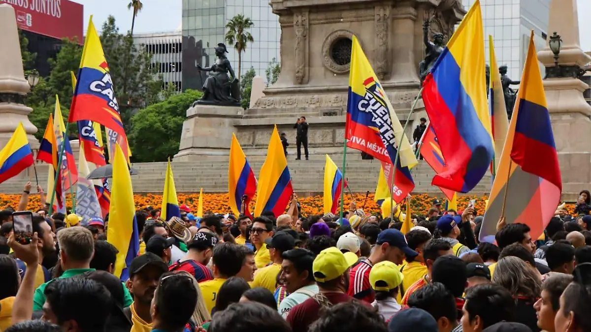 Miles de colombianos festejaban en el Ángel, con saldo de riña con seis policías heridos y un detenido