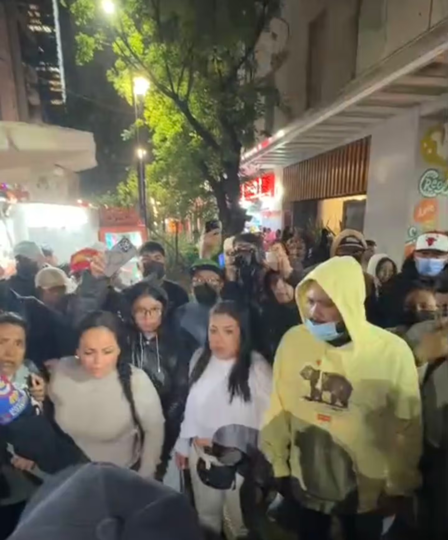 Golpean grupos de Sánchez Barrios a Rojo de la Vega durante operativo en la Zona Rosa