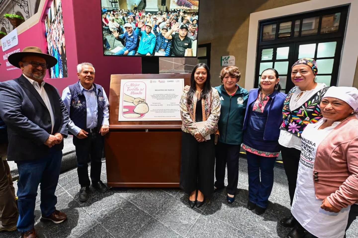 Delfina entrega apoyos, protección ante siniestros y ayuda para la comercialización de maíz