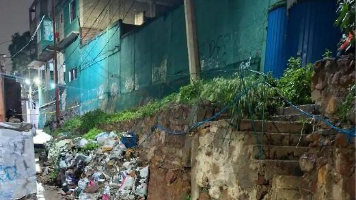 Acorralan a dos sujetos y los matan en un callejón de Tlalnepantla