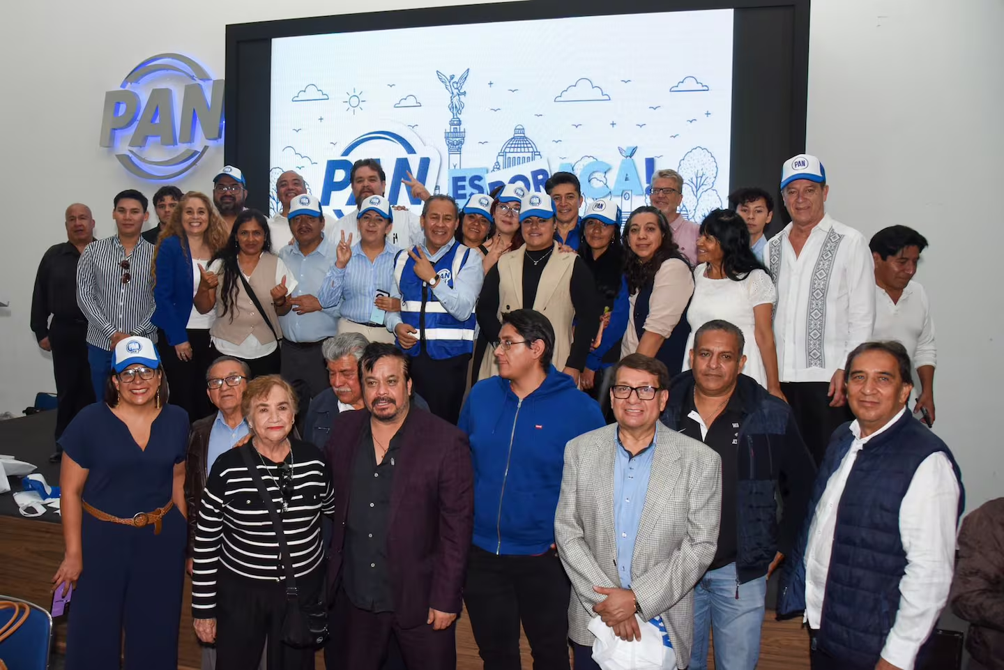 Más de 200 liderazgos de Morena se unen al PAN CDMX