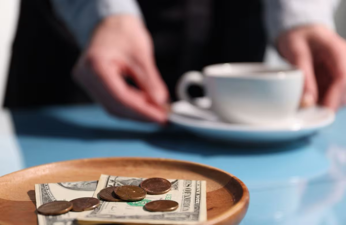 Profeco advierte que ningún restaurante, bar o café puede imponer propina obligatoria y multaría con hasta m ás de 3 millones de pesos a negocios que la incluyan en la cuenta