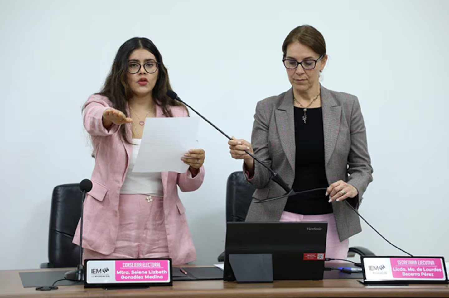 Dentro de una sala vacía, Selene González asume presidencia provisional del IEM tras relevo ordenado por el IN E